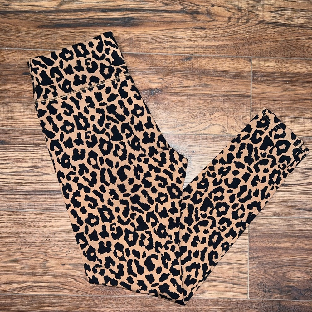NWOT Wild Fable Women's Honey Brown
Leopard Print High Rise Leggings Size M